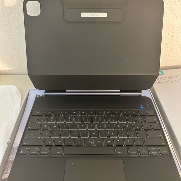 ESR  Magnetic Keyboard Case, for iPad Pro 12,9 (2022/2021/2020/2018) - Picture 3 of 11